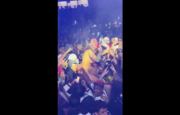 Mc Pipokinha deu um show tirando a roupa no meio da galera e acabou sendo tocada por todo mundo